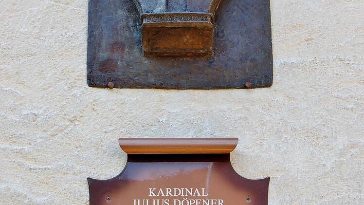 Döpfner-Büste und Gedenktafel im Hausener Klosterhof