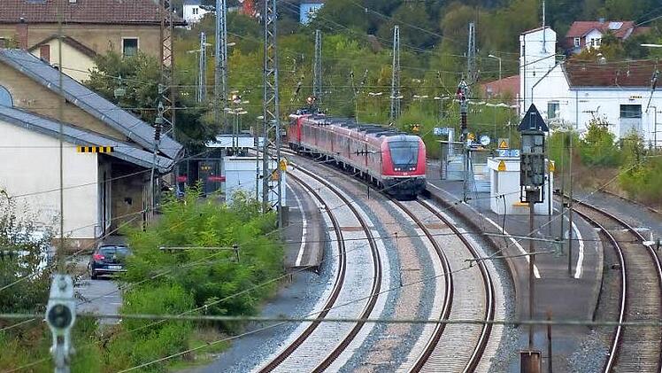 Der Haßfurter Bahnhof wird barrierefrei. Der Stadtrat billigte die Planungen der Bahn. Unklar ist, was mit dem Nordteil des Areals (rechts) mittelfristig geschieht.  Foto: Klaus Schmitt