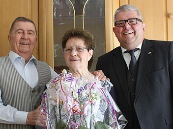 Magdalena und Joseph Sulzbacher mit dem Dritten Bürgermeister Wolfgang Metzner (r.)  Foto: Iryna Zakoretska