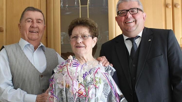 Magdalena und Joseph Sulzbacher mit dem Dritten Bürgermeister Wolfgang Metzner (r.)  Foto: Iryna Zakoretska