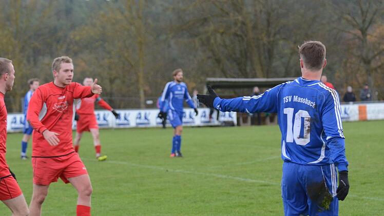Hausens Tim Dittrich (links) hat offensichtlich einen Disput mit Maßbachs Sebastian Händel. ssp