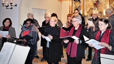 Der Singkreis unter der Leitung von Hannsjörg Schmidt trug mit zum Gelingen des Konzertes in der katholischen Kirche bei.  Foto: Werner Reißaus