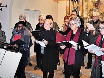 Der Singkreis unter der Leitung von Hannsjörg Schmidt trug mit zum Gelingen des Konzertes in der katholischen Kirche bei.  Foto: Werner Reißaus