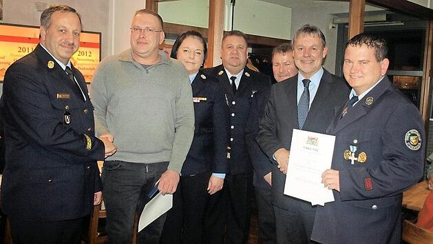 Das staatliche Ehrenzeichen in Silber erhielten Manuel Schmidt (r.) und Tino H&uuml;mmer (2. v. l.) aus der Hand von KBI Frank Fischer (l.) und stellvertretender Landrat Gerhard Wunder (2. v. r.). In der Mitte von links Kerstin May, Dirk Raupach und Stephan Kirsch