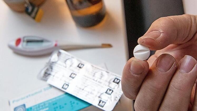 Ein Mann nimmt eine Paracetamol-Tablette ein. Das Medikament wurde zuletzt stark nachgefragt, weil das Schmerzmittel lbuprofen angeblich die Symptome einer Corona-Infektion verstärkt - was nicht zutrifft, so der Apotheker Bernd Dotzauer.  Foto: Lino Mirgeler, dpa