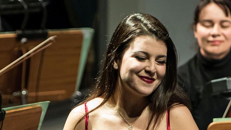 Die Sopranistin Dimitra Kotidou beeindruckte als Solistin beim Sinfoniekonzert im Landestheater Coburg. Unter der Leitung von Johannes Brahms interpretierte sie den Liederzyklus "Les Illuminations" von Benjamin Britten.Foto: Jochen Berger