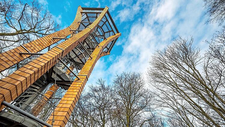 Das ist der neue Aussichtsturm auf dem Zabelstein. Er wurde dieser Tage fertiggestellt.  Foto: Landratsamt Schweinfurt/Anand Anders