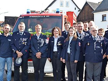 Die Steinacher Aktiven sind stolz auf ihr neues Feuerwehrauto.