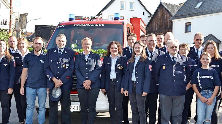 Die Steinacher Aktiven sind stolz auf ihr neues Feuerwehrauto.