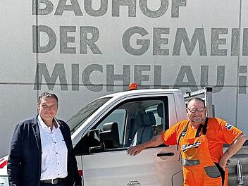 Stefan Höhn (r.) freut sich mit Bürgermeister Jochen Weber über das neue Fahrzeug.