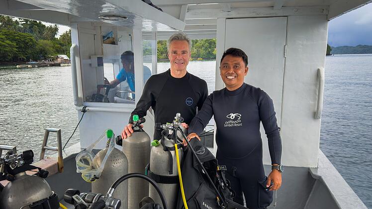 Bei einem Tauchgang ist auch für einen erfahrenen Unterwasser-Sportler wie Hannes Jaenicke (Mitte) eine penible Vorbereitung das A und O.
