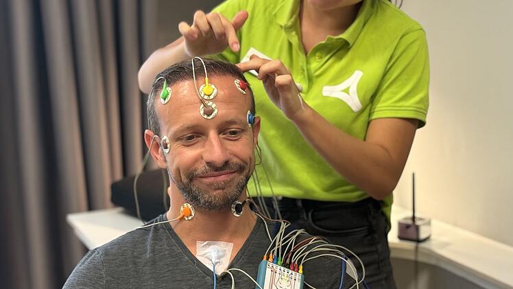 Waldemar sucht Hilfe bei einem Schlaflabor in K&ouml;ln, um eine L&ouml;sung f&uuml;r seine Schlaf-Probleme zu finden.