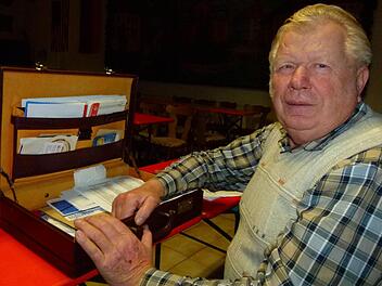 Den Aktenkoffer macht Walter Dietz vorläufig noch nicht zu. Im Moment muss er den Wanderfreunden in Lahm noch als kommissarischer Vorsitzender erhalten bleiben. Foto: Doris Weidner