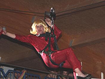 Mit einer tollen Inszenierung schwebte "Stargast Helene Fischer" (Fabian Schmitt) auf die Bühne. Foto: Günther Geiling