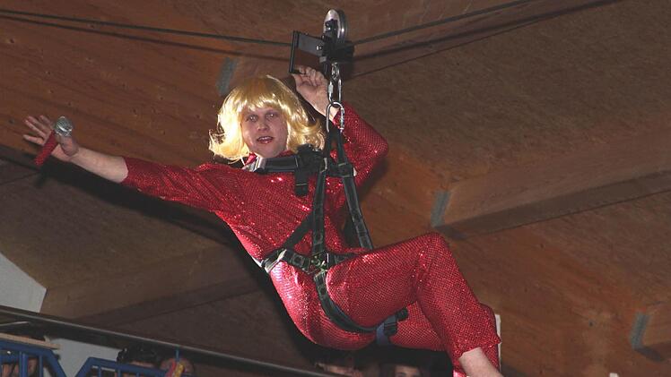 Mit einer tollen Inszenierung schwebte "Stargast Helene Fischer" (Fabian Schmitt) auf die Bühne. Foto: Günther Geiling