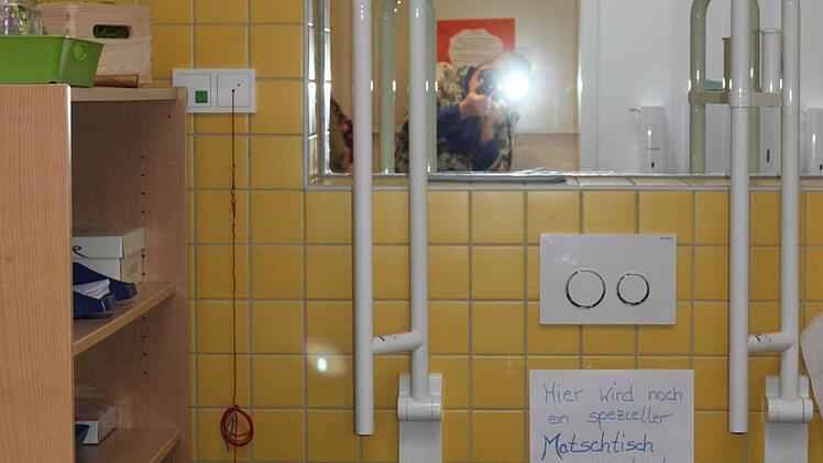 Flexibel: Das Behinderten-WC wird zur Matsch-Spiel-Area.Foto: Anette Schreiber