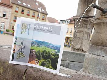 Zum Jubiläum gibt es die Imagebroschüre mit Banderole. Foto: Arkadius Guzy