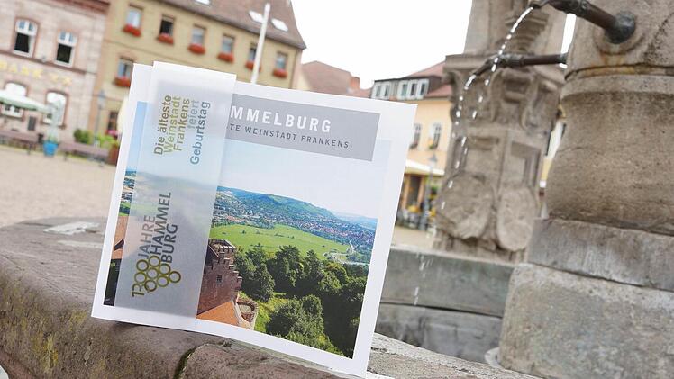 Zum Jubiläum gibt es die Imagebroschüre mit Banderole. Foto: Arkadius Guzy