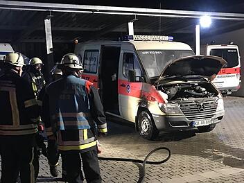 5000 Euro Schaden verursachte ein bislang unbekannter Brandstifter, der den Mercedes Sprinter des BRK Kulmbach in Flammen aufgehen ließ. Der Täter wurde noch nicht gefasst. Foto: BRK