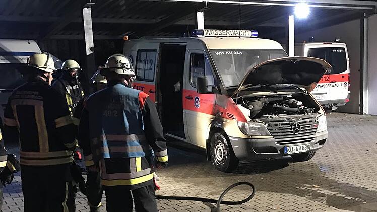 5000 Euro Schaden verursachte ein bislang unbekannter Brandstifter, der den Mercedes Sprinter des BRK Kulmbach in Flammen aufgehen ließ. Der Täter wurde noch nicht gefasst. Foto: BRK