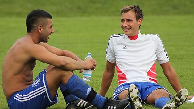 F&uuml;r Andr&eacute; Ruschig (rechts) - hier beim FC Wichsenstein mit Volkan G&uuml;la - ist die SG die achte Station in sechs Jahren. Foto: anpfiff.info/Archiv