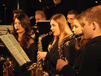 Die Big-Band des Frobenius-Gymnasiums Hammelburg spielte zusammen mit der John-Philipps-Bigband des Johann-Philipp-von-Schönborn-Gymnasiums Münnerstadt. Die jungen Musiker begeisterten das Publikum mit ihrer Spielfreude und ihrem Engagement.  Foto: Peter Klopf