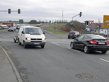 Die berüchtigte unfallträchtige "Hummel-Kreuzung" - damit der Verkehr sicherer und leichter wird, forderte Pfarrer Dirk Acksteiner dort zum wiederholten Mal einen Kreisverkehr. Die jetzige Ampelschaltung entspreche nicht mehr den gestiegenen Anforderungen für angebundene Bundes-, Kreis- und Ortsstraßenzüge. Foto: Klaus Oelzner