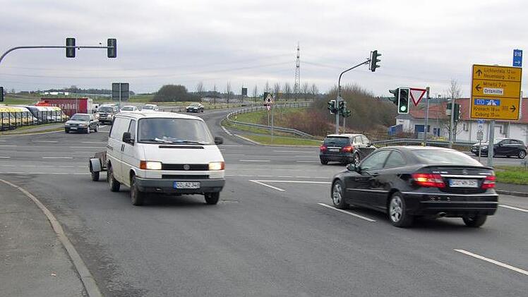 Die berüchtigte unfallträchtige "Hummel-Kreuzung" - damit der Verkehr sicherer und leichter wird, forderte Pfarrer Dirk Acksteiner dort zum wiederholten Mal einen Kreisverkehr. Die jetzige Ampelschaltung entspreche nicht mehr den gestiegenen Anforderungen für angebundene Bundes-, Kreis- und Ortsstraßenzüge. Foto: Klaus Oelzner