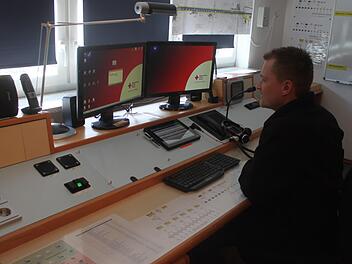 Tobias Eismann, Leiter des Arbeitskreises Einsatzleitung, zeigt den umgerüsteten Einsatzleitraum im Katastrophenschutzzentrum. Foto: Jutta Rudel