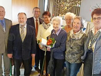Auszeichnung langjähriger Mitglieder (von links): Hans-Jürgen Hoffmann, Thomas Heinlein, Bürgermeister Wolfgang Bauersachs, Karin Stradinger, Erika Kalb, Irma Seifert, Elisabeth Güntzel, Heidrun Hauptmann Foto: Lothar Weidner