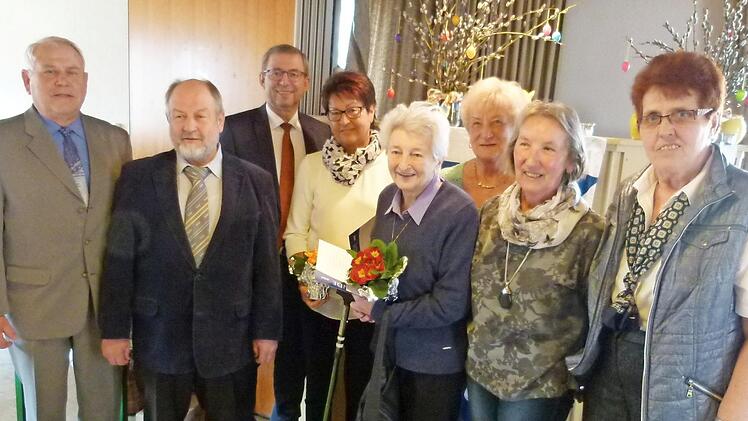 Auszeichnung langjähriger Mitglieder (von links): Hans-Jürgen Hoffmann, Thomas Heinlein, Bürgermeister Wolfgang Bauersachs, Karin Stradinger, Erika Kalb, Irma Seifert, Elisabeth Güntzel, Heidrun Hauptmann Foto: Lothar Weidner