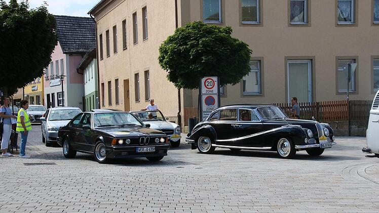 Ältere und jüngere BMW-Klassiker fahren vor.Matthias Einwag