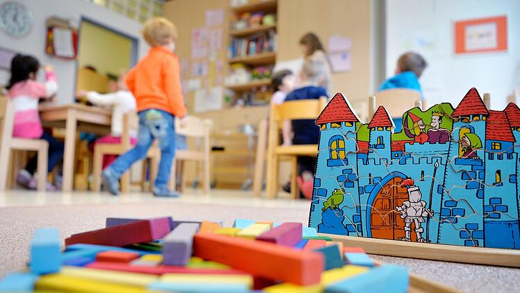 Schulausfall in ganz Nürnberg: Ab Montag fällt wegen des Coronavirus der Unterricht für fünf Wochen aus, Kindergärten und Kitas werden geschlossen. Notfall-Gruppen sollen dennoch einige Kinder betreuen. Symbolfoto: Monika Skolimowska/dpa