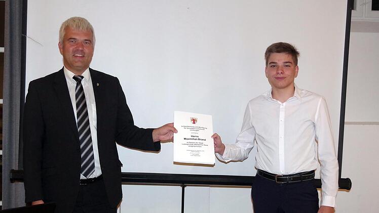 Bürgermeister Timo Ehrhardt zeichnete Maximilian Brand für sein Abitur mit der Traumnote 1,0 aus. Foto: Heike Schülein