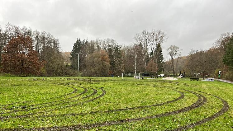 Zeil am Main: Unbekannte Vandalierer driften über Spielplatz - "Ist eine Schweinerei"