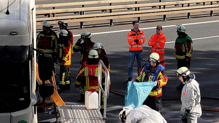 Unfall auf A3 bei Behringersdorf: Lkw liegt quer auf Fahrbahn - Sperrung dauert mehrere Stunden