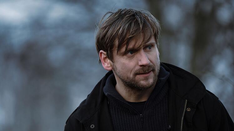 Warum kehrt Nils K&ouml;ppke (Steve Windolf) nach Jahren im Zeugenschutzprogramm pl&ouml;tzlich nach Hamburg zur&uuml;ck? Das ist die zentrale Frage, um die sich der neue "Sarah Kohr"-Thriller im ZDF dreht.