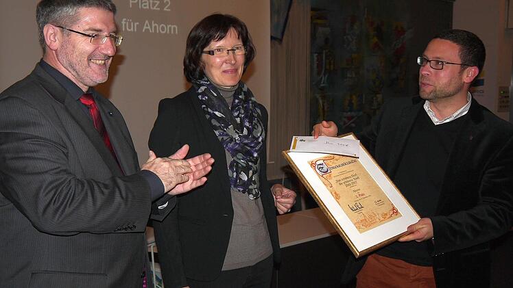 Ahorns Bürgermeister Martin Finzel (rechts)  mit der Urkunde für den zweiten Platz.