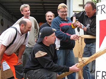 Sie sind fest am Arbeiten, um die passende Kulisse für das Urfrankenfest anzufertigen (v. l.): Uli Wicklein, Klaus Zwosta, Roland Keim, Matthias Barnickel, Thomas Lang und knieend, Michael Zinner. Foto: Schadeck