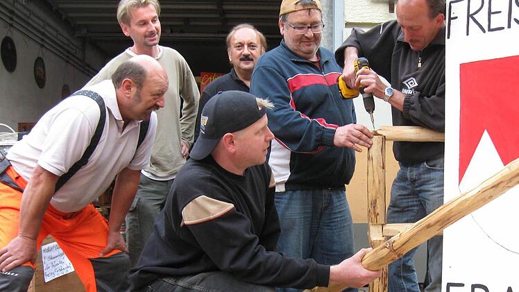 Sie sind fest am Arbeiten, um die passende Kulisse für das Urfrankenfest anzufertigen (v. l.): Uli Wicklein, Klaus Zwosta, Roland Keim, Matthias Barnickel, Thomas Lang und knieend, Michael Zinner. Foto: Schadeck