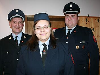 Kommandant Matthias Nürnberger (von links) begrüßt neu im Vorstand Schriftführerin Alexandra Roth und seinen stellvertretenden Kommandanten Daniel Lang. Fotos: Gabriele Sell