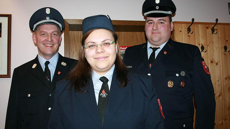 Kommandant Matthias Nürnberger (von links) begrüßt neu im Vorstand Schriftführerin Alexandra Roth und seinen stellvertretenden Kommandanten Daniel Lang. Fotos: Gabriele Sell