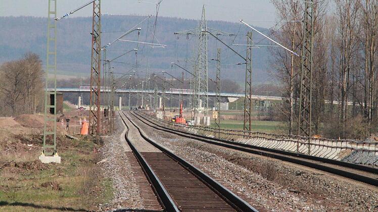 Die bestehende zweigleisige Eisenbahntrasse bei Ebensfeld. 2017 wird hier der ICE fahren.