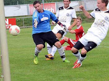 Buckenhofens Keeper Christian Blum ist geschlagen: Mit dem Treffer zum 0:1 erzielt Kevin Rockwell (rechts) den ersten Herzogenauracher Bezirksliga-Treffer seit mehr als 20 Jahren. Fotos: herzopress
