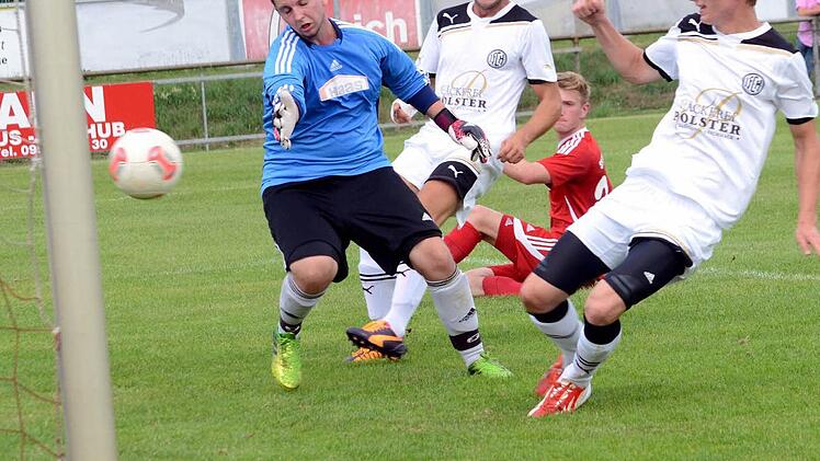 Buckenhofens Keeper Christian Blum ist geschlagen: Mit dem Treffer zum 0:1 erzielt Kevin Rockwell (rechts) den ersten Herzogenauracher Bezirksliga-Treffer seit mehr als 20 Jahren. Fotos: herzopress