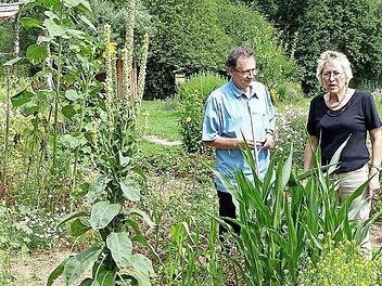 Wolfgang Schenker zeigt MdB Eva Bulling-Schröter den Kräutergarten des SchlöNZ. Foto: Dieter Hübner