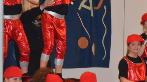 Aus dem benachbarten Junkersdorf kamen diese Girls und zeigten einen beachtlichen Showtanz. Foto: Schmidt