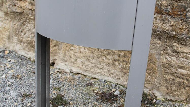 Hundekot liegt auch unter dem städtischen Hundeklo. Dort gibt es dafür eigentlich Tüten samt Abfalleimer.