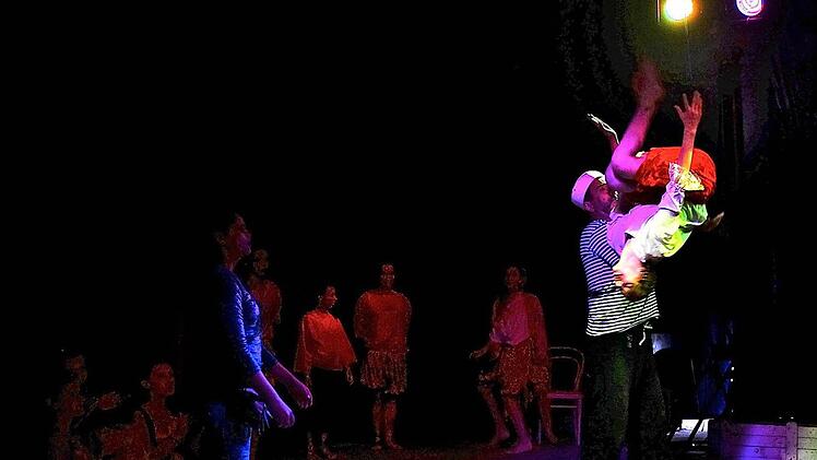 44 Jugendliche aus Bayern und Baden-Württemberg im Alter von zwölf bis 17 Jahren zeigten im Circus Luna eine überzeugende Show mit akrobatischen Leistungen.  Foto: Gerd Schaar