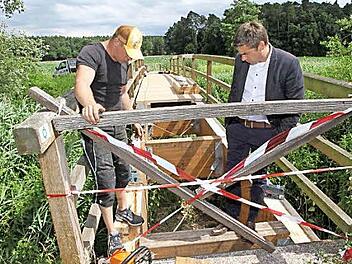Der Hallerndorfer Bürgermeister Torsten Gunselmann begutachtet die Arbeiten am Haider Steg. Foto: Mathias Erlwein